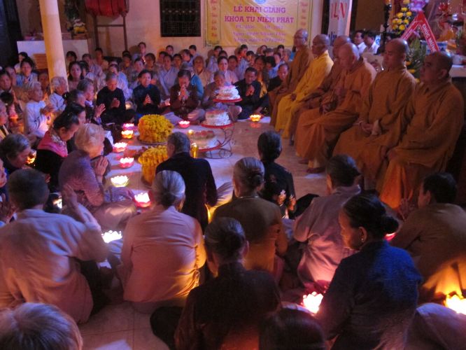 Bến Tre: Đại lễ chúc thọ, dâng y và cài hoa hồng tại chùa Bửu Quang
