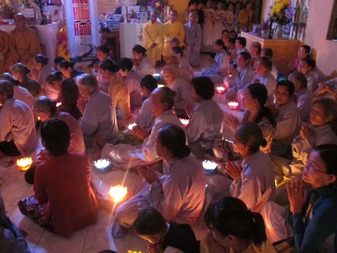 Bến Tre: Đại lễ chúc thọ, dâng y và cài hoa hồng tại chùa Bửu Quang