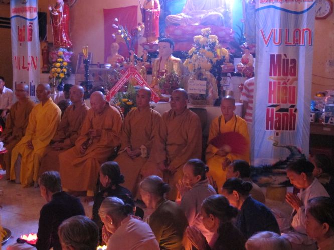 Bến Tre: Đại lễ chúc thọ, dâng y và cài hoa hồng tại chùa Bửu Quang