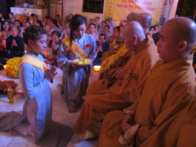 Bến Tre: Đại lễ chúc thọ, dâng y và cài hoa hồng tại chùa Bửu Quang
