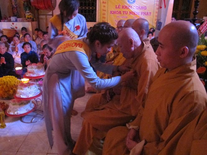 Bến Tre: Đại lễ chúc thọ, dâng y và cài hoa hồng tại chùa Bửu Quang