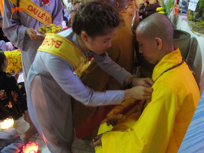 Bến Tre: Đại lễ chúc thọ, dâng y và cài hoa hồng tại chùa Bửu Quang