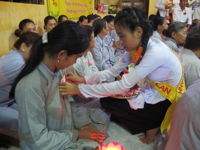 Bến Tre: Đại lễ chúc thọ, dâng y và cài hoa hồng tại chùa Bửu Quang
