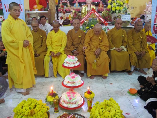 Bến Tre: Đại lễ chúc thọ, dâng y và cài hoa hồng tại chùa Bửu Quang