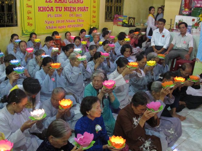 Bến Tre: Đại lễ chúc thọ, dâng y và cài hoa hồng tại chùa Bửu Quang