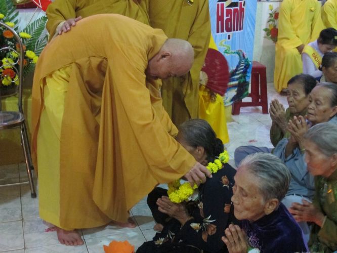 Bến Tre: Đại lễ chúc thọ, dâng y và cài hoa hồng tại chùa Bửu Quang