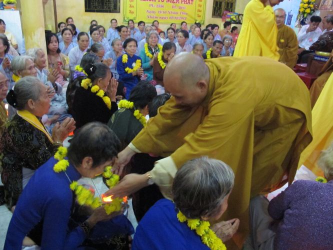 Bến Tre: Đại lễ chúc thọ, dâng y và cài hoa hồng tại chùa Bửu Quang