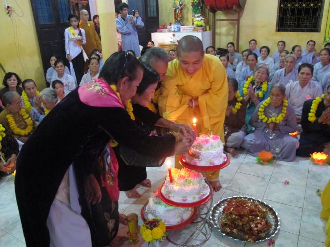 Bến Tre: Đại lễ chúc thọ, dâng y và cài hoa hồng tại chùa Bửu Quang