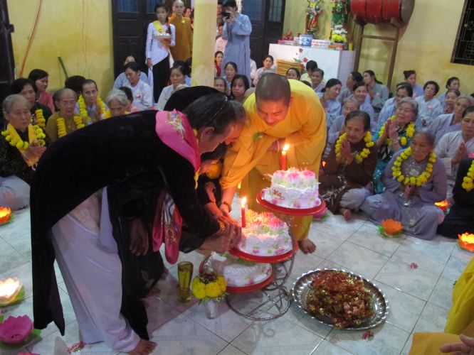 Bến Tre: Đại lễ chúc thọ, dâng y và cài hoa hồng tại chùa Bửu Quang