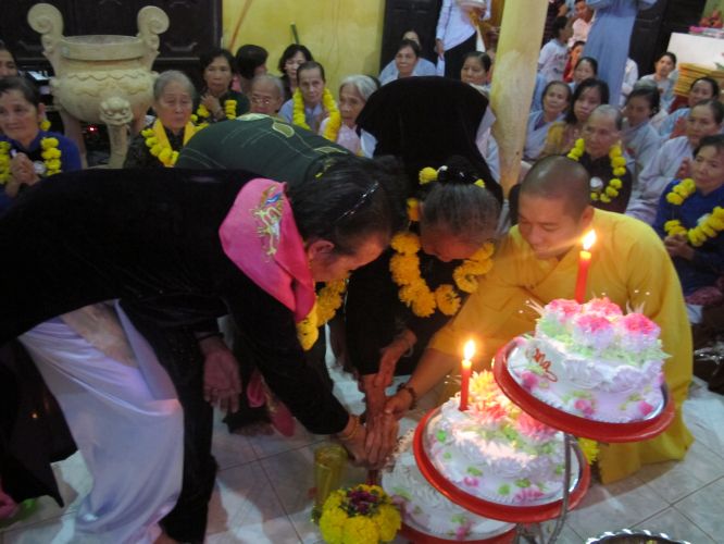 Bến Tre: Đại lễ chúc thọ, dâng y và cài hoa hồng tại chùa Bửu Quang
