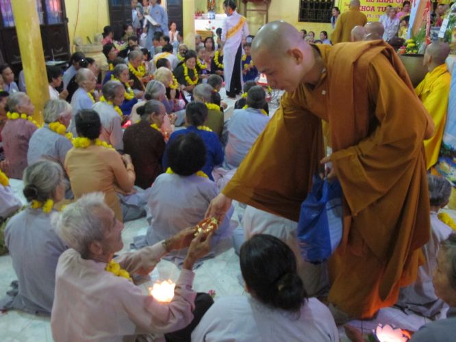 Bến Tre: Đại lễ chúc thọ, dâng y và cài hoa hồng tại chùa Bửu Quang