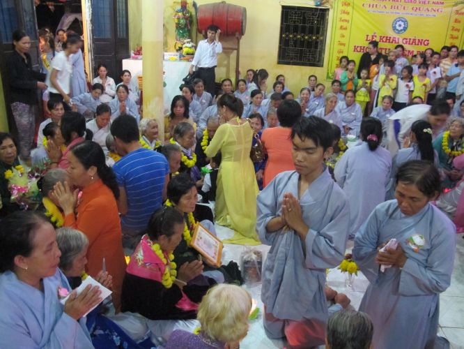 Bến Tre: Đại lễ chúc thọ, dâng y và cài hoa hồng tại chùa Bửu Quang