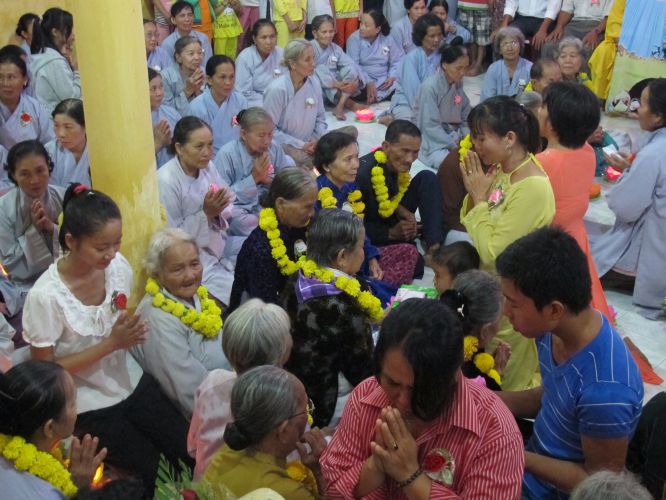 Bến Tre: Đại lễ chúc thọ, dâng y và cài hoa hồng tại chùa Bửu Quang