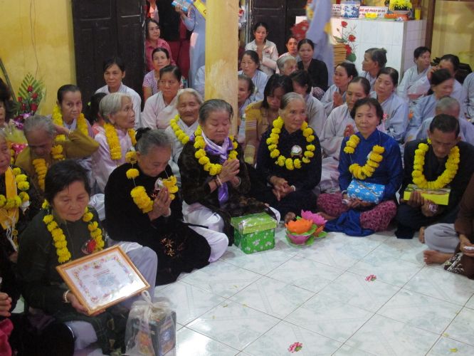 Bến Tre: Đại lễ chúc thọ, dâng y và cài hoa hồng tại chùa Bửu Quang