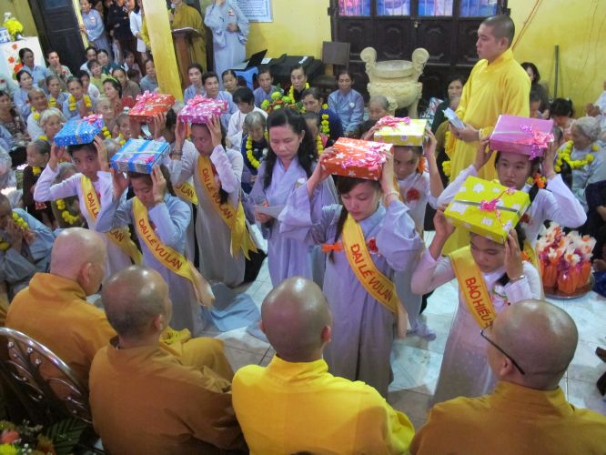 Bến Tre: Đại lễ chúc thọ, dâng y và cài hoa hồng tại chùa Bửu Quang
