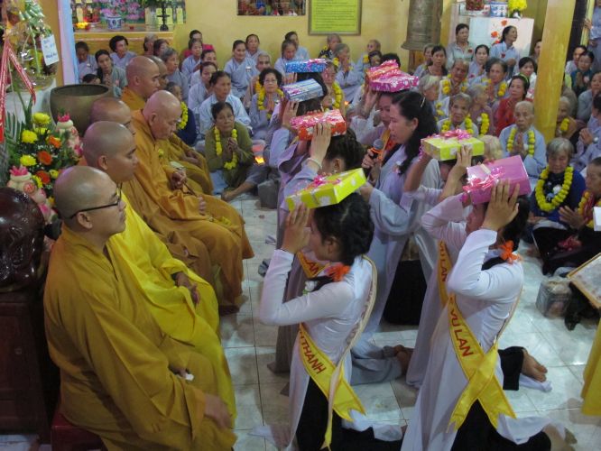 Bến Tre: Đại lễ chúc thọ, dâng y và cài hoa hồng tại chùa Bửu Quang