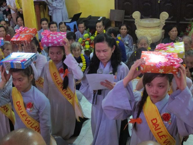 Bến Tre: Đại lễ chúc thọ, dâng y và cài hoa hồng tại chùa Bửu Quang