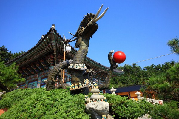 Danh thắng Đông Hải Long Cung Tự