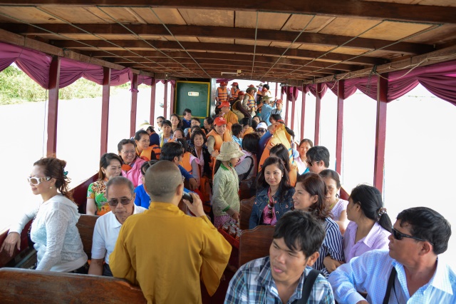 Quỹ Từ thiện ĐPNN - Tặng quà cho người Việt nghèo tại biển hồ và chùa Phước Thiên - Campuchia