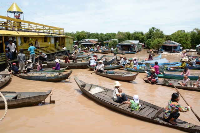 Quỹ Từ thiện ĐPNN - Tặng quà cho người Việt nghèo tại biển hồ và chùa Phước Thiên - Campuchia