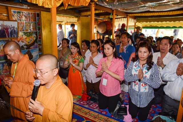Quỹ Từ thiện ĐPNN - Tặng quà cho người Việt nghèo tại biển hồ và chùa Phước Thiên - Campuchia