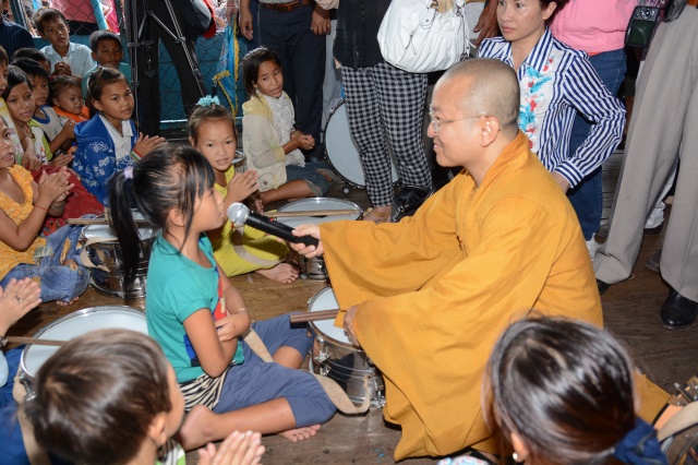 Quỹ Từ thiện ĐPNN - Tặng quà cho người Việt nghèo tại biển hồ và chùa Phước Thiên - Campuchia