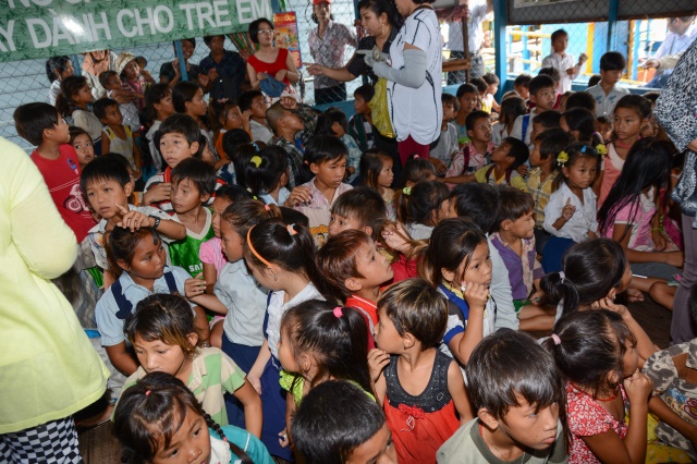 Quỹ Từ thiện ĐPNN - Tặng quà cho người Việt nghèo tại biển hồ và chùa Phước Thiên - Campuchia