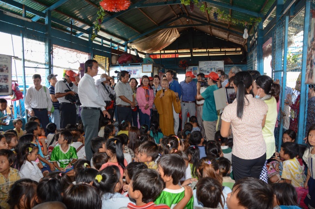 Quỹ Từ thiện ĐPNN - Tặng quà cho người Việt nghèo tại biển hồ và chùa Phước Thiên - Campuchia