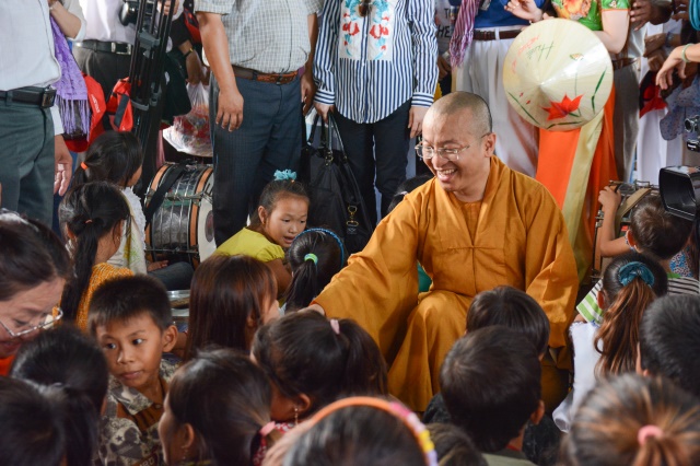 Quỹ Từ thiện ĐPNN - Tặng quà cho người Việt nghèo tại biển hồ và chùa Phước Thiên - Campuchia