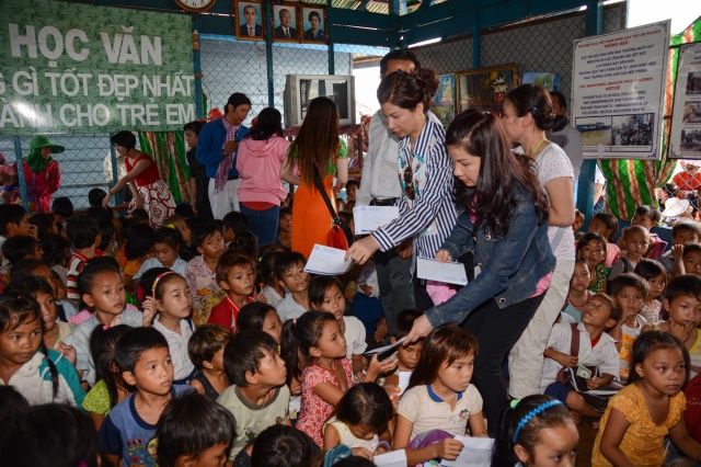 Quỹ Từ thiện ĐPNN - Tặng quà cho người Việt nghèo tại biển hồ và chùa Phước Thiên - Campuchia