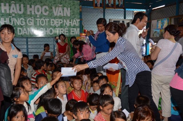Quỹ Từ thiện ĐPNN - Tặng quà cho người Việt nghèo tại biển hồ và chùa Phước Thiên - Campuchia