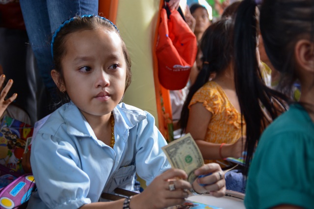 Quỹ Từ thiện ĐPNN - Tặng quà cho người Việt nghèo tại biển hồ và chùa Phước Thiên - Campuchia