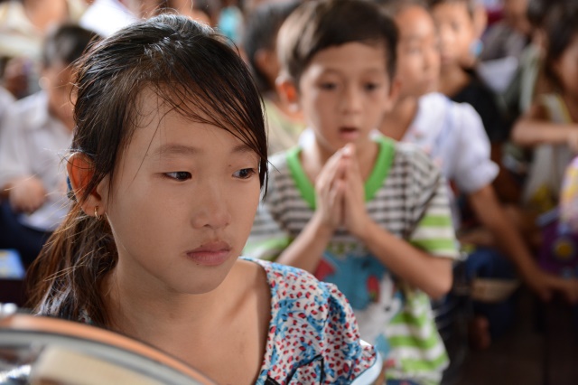 Quỹ Từ thiện ĐPNN - Tặng quà cho người Việt nghèo tại biển hồ và chùa Phước Thiên - Campuchia