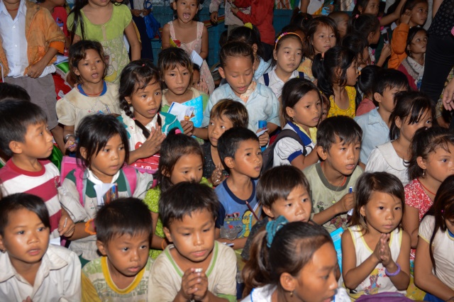 Quỹ Từ thiện ĐPNN - Tặng quà cho người Việt nghèo tại biển hồ và chùa Phước Thiên - Campuchia