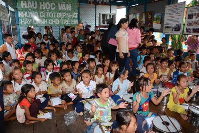 Quỹ Từ thiện ĐPNN - Tặng quà cho người Việt nghèo tại biển hồ và chùa Phước Thiên - Campuchia