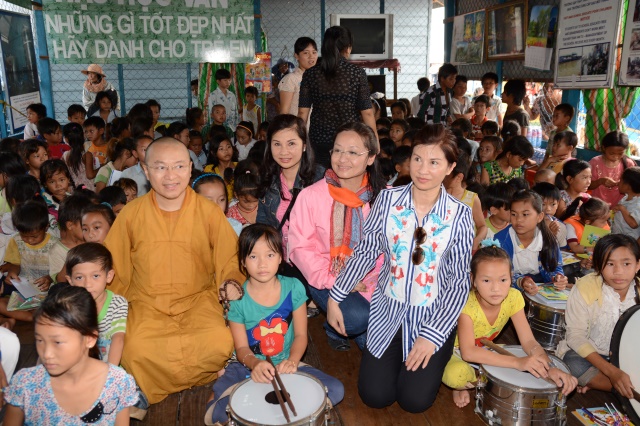 Quỹ Từ thiện ĐPNN - Tặng quà cho người Việt nghèo tại biển hồ và chùa Phước Thiên - Campuchia
