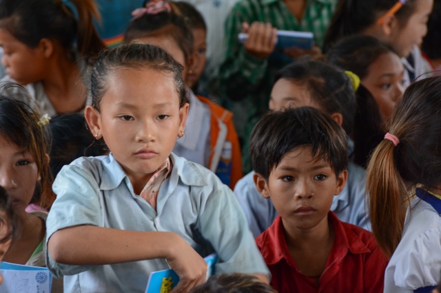 Quỹ Từ thiện ĐPNN - Tặng quà cho người Việt nghèo tại biển hồ và chùa Phước Thiên - Campuchia