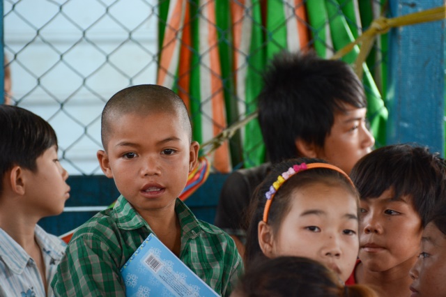 Quỹ Từ thiện ĐPNN - Tặng quà cho người Việt nghèo tại biển hồ và chùa Phước Thiên - Campuchia