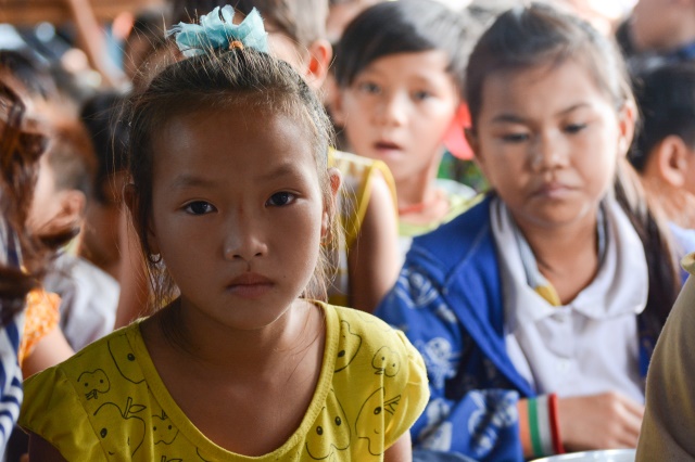 Quỹ Từ thiện ĐPNN - Tặng quà cho người Việt nghèo tại biển hồ và chùa Phước Thiên - Campuchia