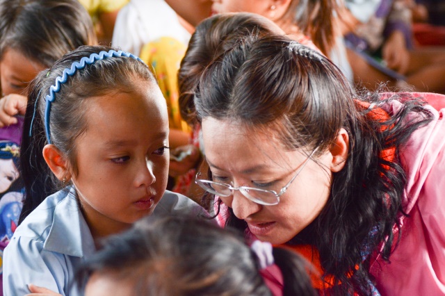 Quỹ Từ thiện ĐPNN - Tặng quà cho người Việt nghèo tại biển hồ và chùa Phước Thiên - Campuchia