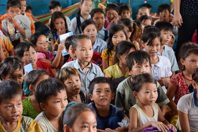 Quỹ Từ thiện ĐPNN - Tặng quà cho người Việt nghèo tại biển hồ và chùa Phước Thiên - Campuchia