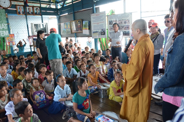 Quỹ Từ thiện ĐPNN - Tặng quà cho người Việt nghèo tại biển hồ và chùa Phước Thiên - Campuchia
