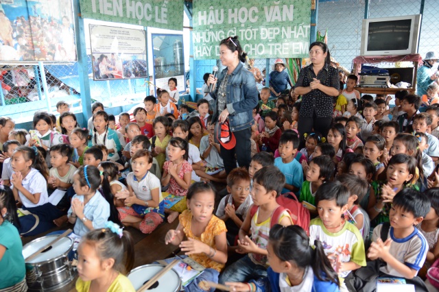 Quỹ Từ thiện ĐPNN - Tặng quà cho người Việt nghèo tại biển hồ và chùa Phước Thiên - Campuchia