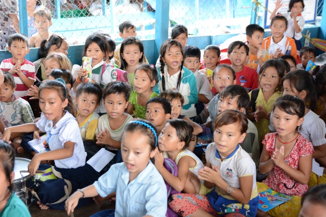 Quỹ Từ thiện ĐPNN - Tặng quà cho người Việt nghèo tại biển hồ và chùa Phước Thiên - Campuchia