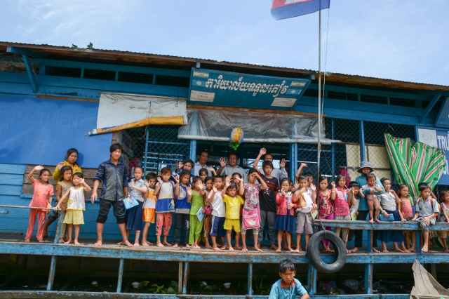 Quỹ Từ thiện ĐPNN - Tặng quà cho người Việt nghèo tại biển hồ và chùa Phước Thiên - Campuchia