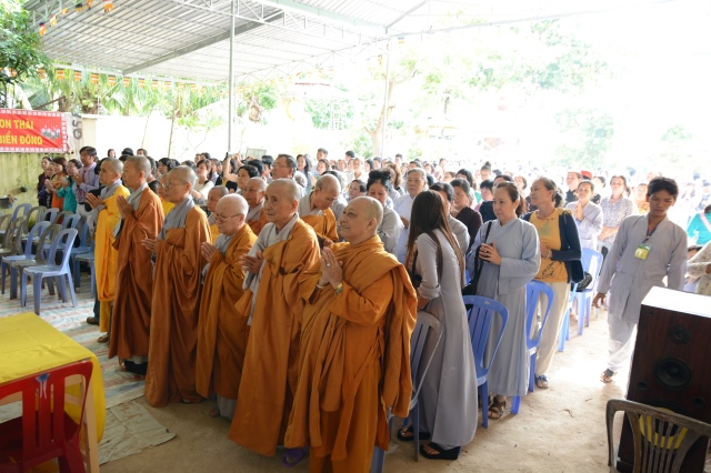 Quỹ Từ thiện ĐPNN - Tặng quà cho người Việt nghèo tại biển hồ và chùa Phước Thiên - Campuchia