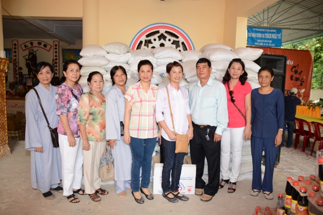Quỹ Từ thiện ĐPNN - Tặng quà cho người Việt nghèo tại biển hồ và chùa Phước Thiên - Campuchia