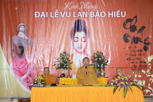Quỹ Từ thiện ĐPNN - Tặng quà cho người Việt nghèo tại biển hồ và chùa Phước Thiên - Campuchia