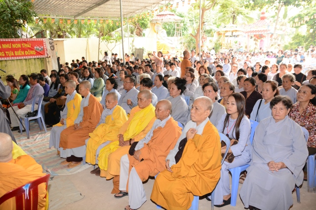 Quỹ Từ thiện ĐPNN - Tặng quà cho người Việt nghèo tại biển hồ và chùa Phước Thiên - Campuchia