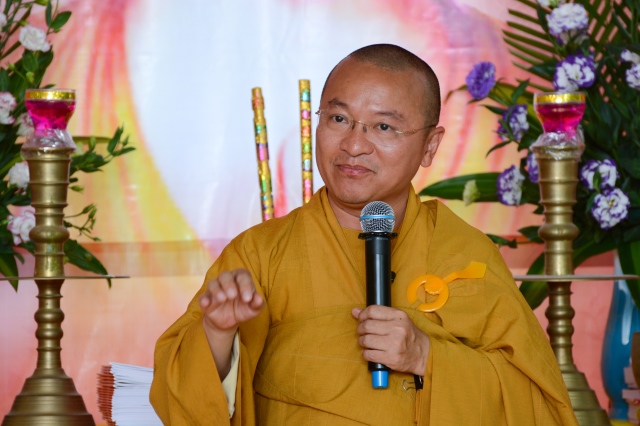 Quỹ Từ thiện ĐPNN - Tặng quà cho người Việt nghèo tại biển hồ và chùa Phước Thiên - Campuchia